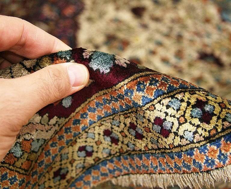 El dokuma halı desen detayı