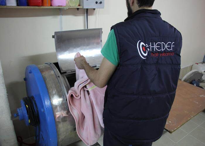 Hedef yelekli çalışan yorgan yıkama işleminde